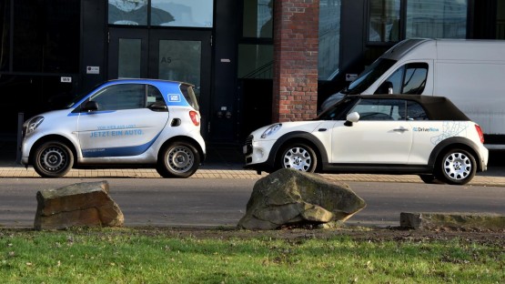 Fahrzeuge der Car Sharing Unternehmen Car2Go und DriveNow stehen auf einem Parkplatz in Köln. (picture-alliance / dpa / Horst Galuschka)