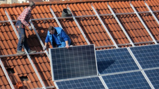 Arbeiter installieren Solarzellen auf einem Dach, aufgenommen am 06.03.2012 in Igersheim. (dpa picture alliance / Daniel Kalker)