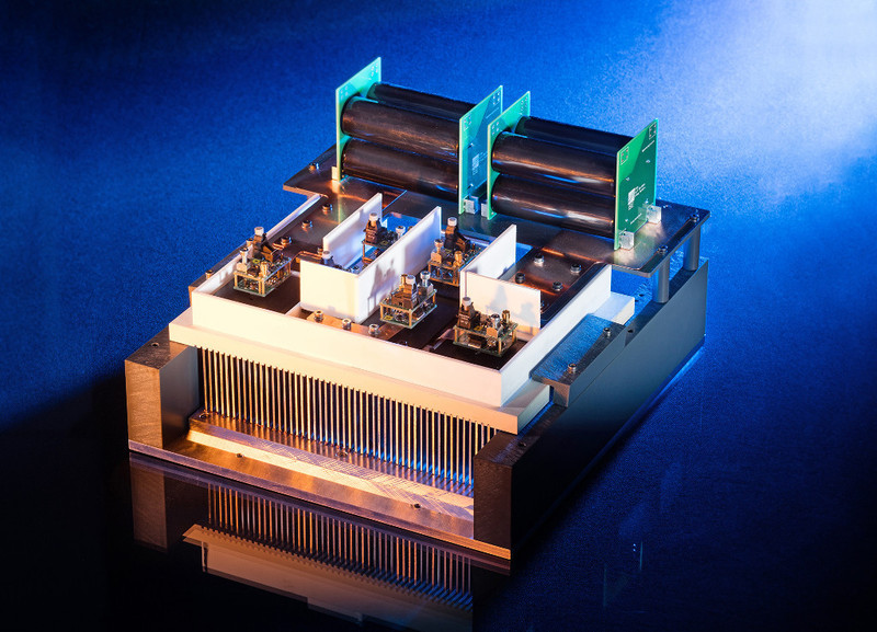 Das Herzstück des neuen Wechselrichters: Ein einphasiger Leistungsstack mit Feldeffekttransistoren mit einer Sperrspannung von 15 Kilovolt, Treibern und anteiligen Zwischenkreiskondensatoren.