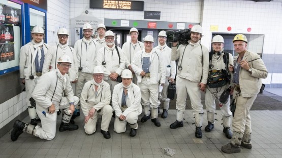 Gruppenbild einer Besuchergruppe in weißen Schutzanzügen  (Rita Schneider u. Rudi Schneider)